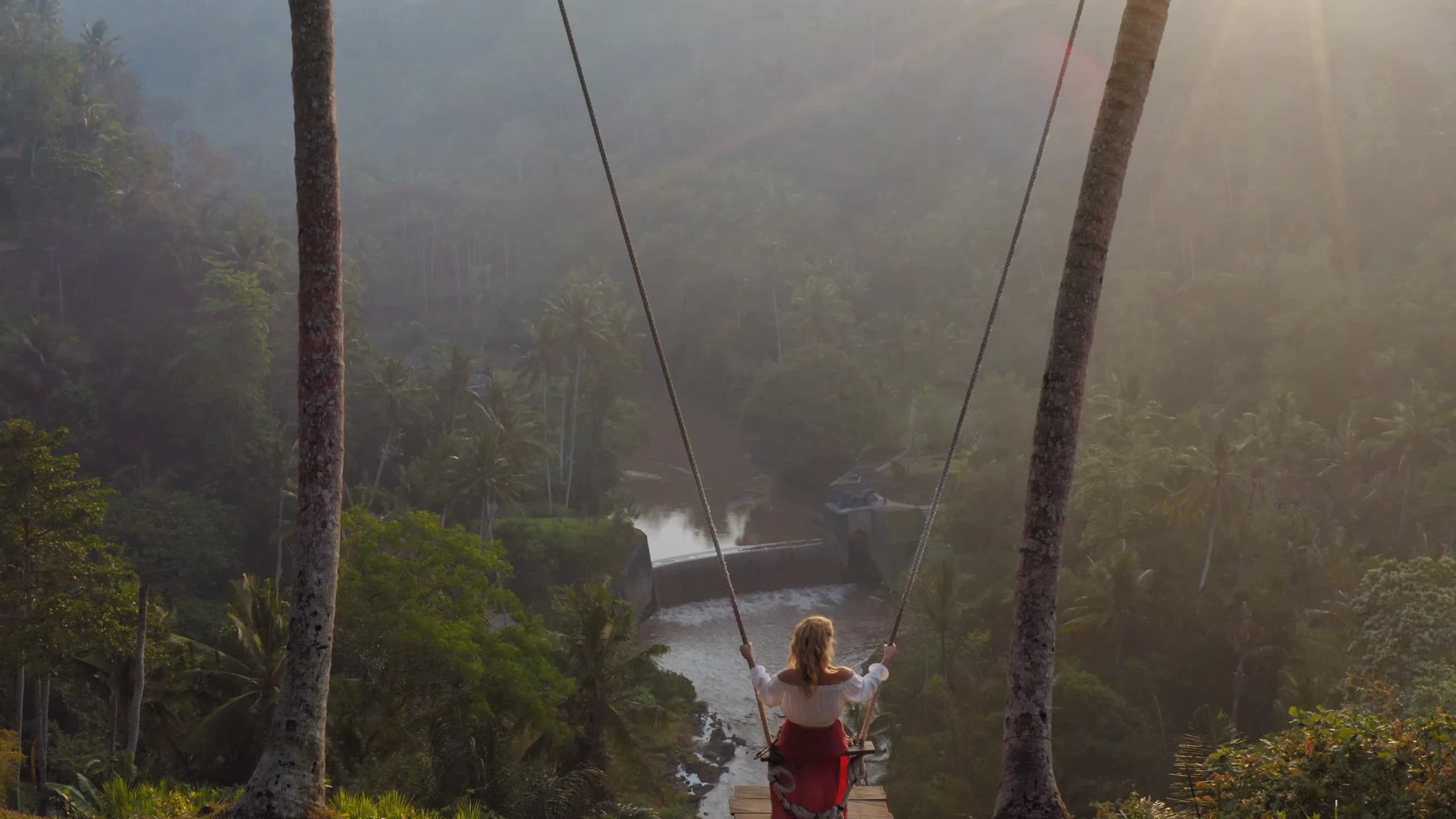 Luxusní Bali retreat prostředí s tropickou přírodou