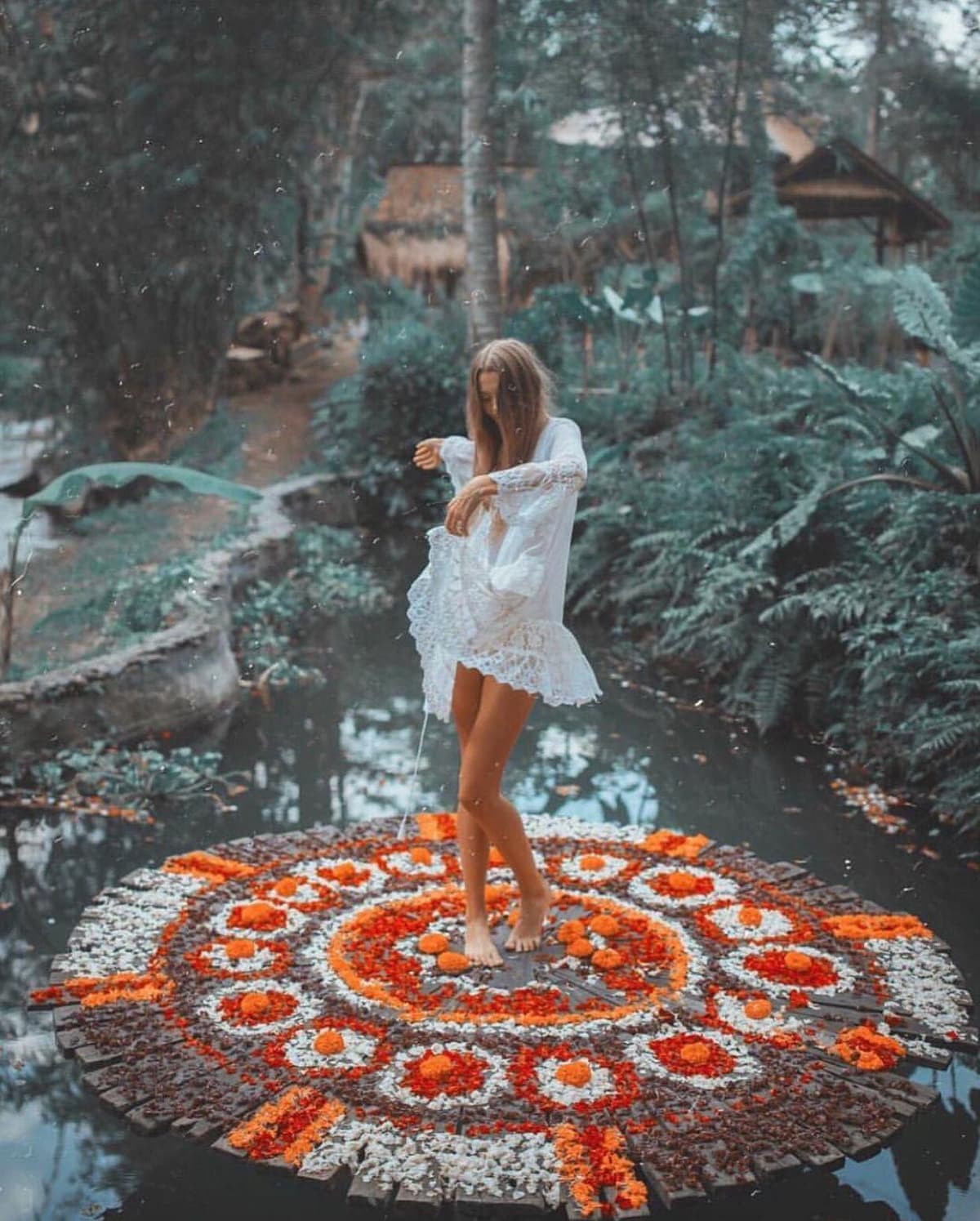 Žena v meditaci při východu slunce na Bali